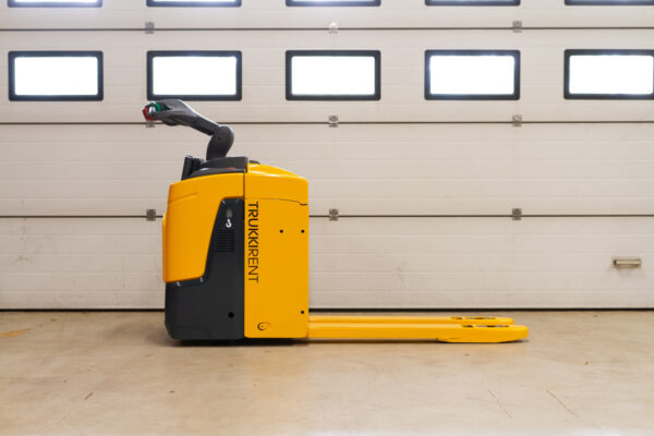 Jungheinirch ERE 120 pallet truck from the right