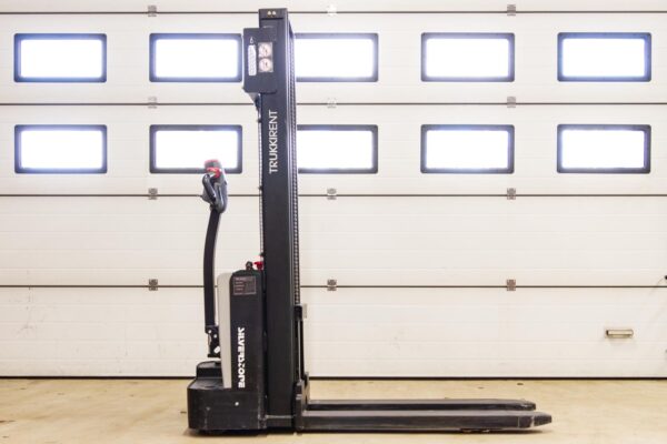 pallet stacker Silverstone EST 122 from right