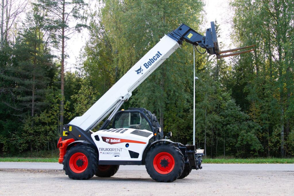 Picture of Bobcat T40 reacher from the right with the boom raised