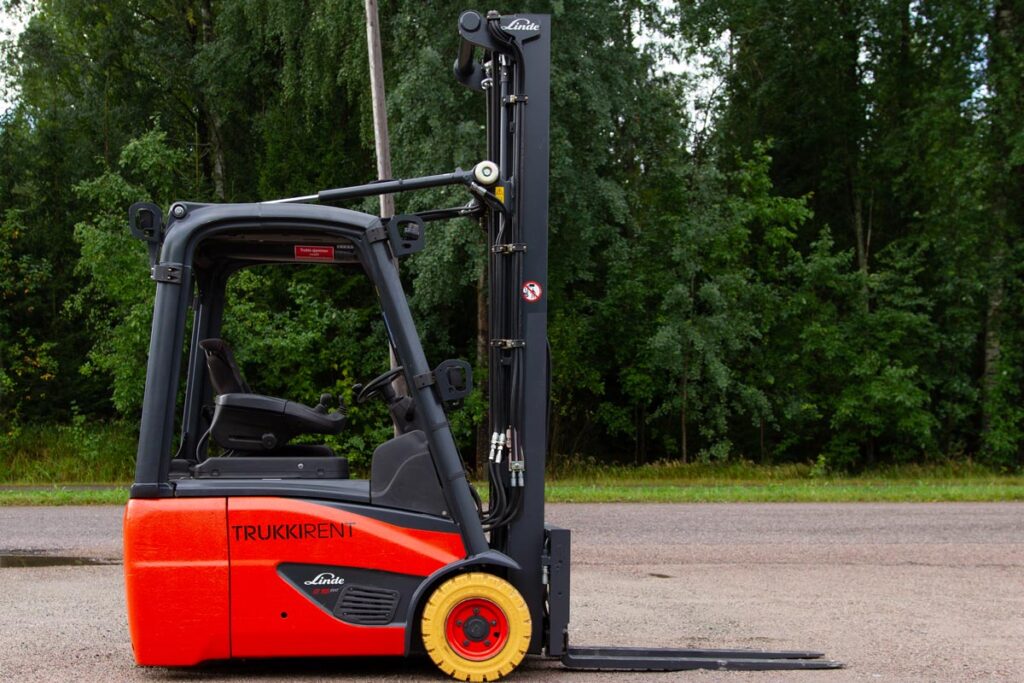 Photo of Linde electric forklift, taken from the right side.