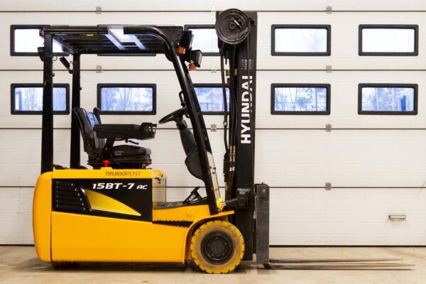 Electric forklift Hyundai 15BT-7 from the right