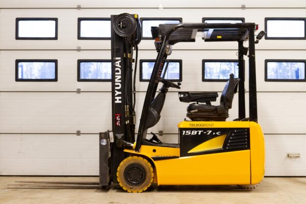 Electric forklift Hyundai 15BT-7 from left