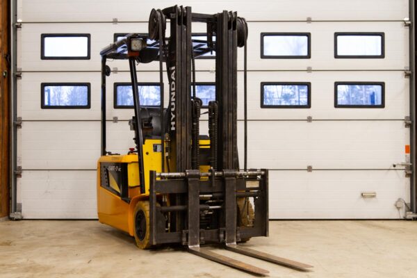 Electric forklift Hyundai 15BT-7 from front right