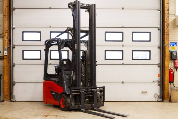 Electric forklift Linde E16C-02 from front right