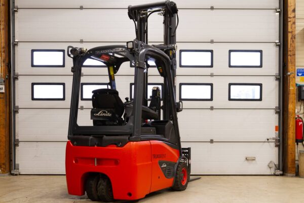 Electric forklift Linde E16C-02 from the rear right