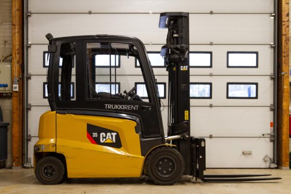 Electric counterbalance forklift Caterpillar EP35N from right