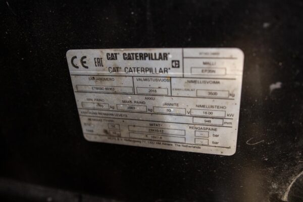 Sähkökäyttöinen vastapainotrukki Caterpillar EP35N edestä tyyppikilpi