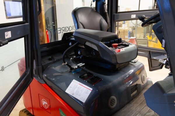 Electric forklift Heli CPD35 Cabin from right