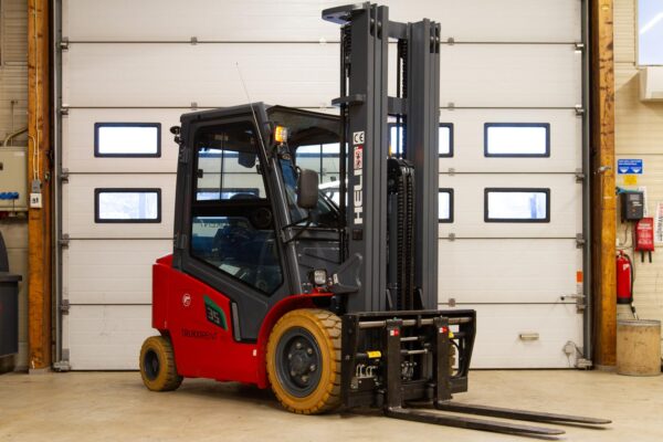 Electric forklift Heli CPD35 from right front