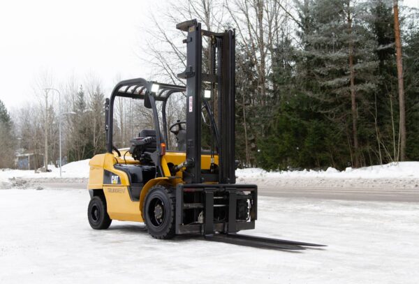 Diesel forklift Cat DP35 N 2008 from front right