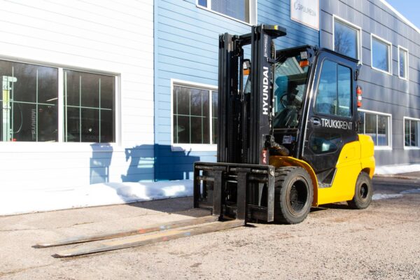 Diesel counterbalanced forklift Hyundai 35DA-9 from front left