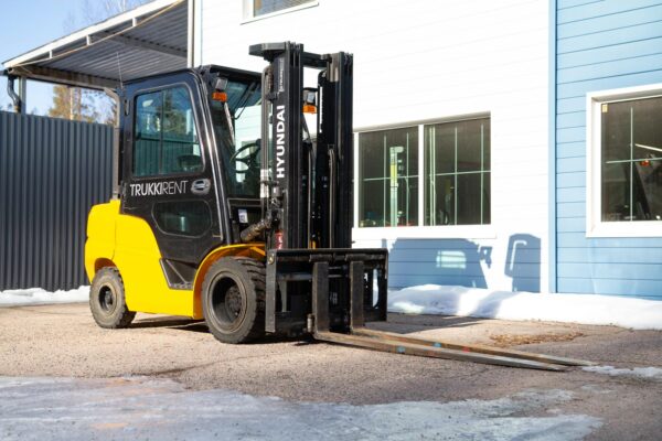 Diesel counterbalanced forklift Hyundai 35DA-9 from front right