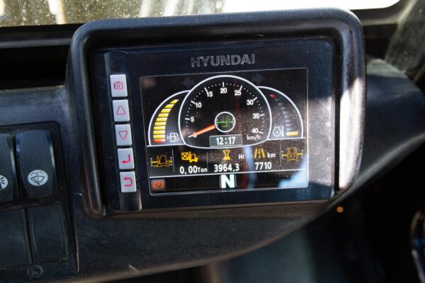 Dieselvastapainotrukki Hyundai 35DA-9 mittaristo