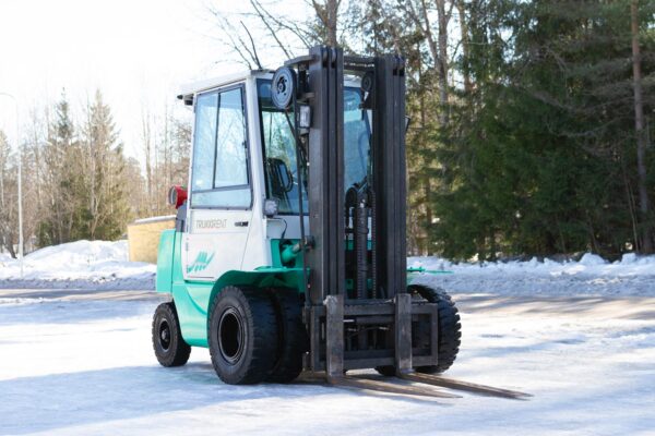 LPG forklift Mitsubishi FG 25 from front right