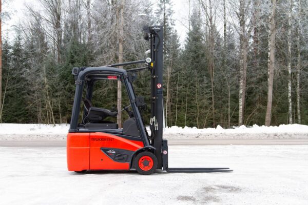 Electric forklift Linde E16C-02 from the right