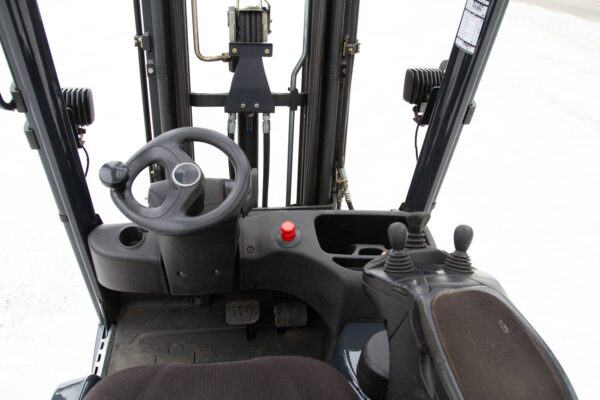 Electric tractor Linde E16C-02 cab from the rear