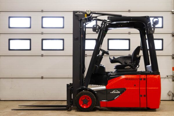 Electric forklift Linde E16 from the front
