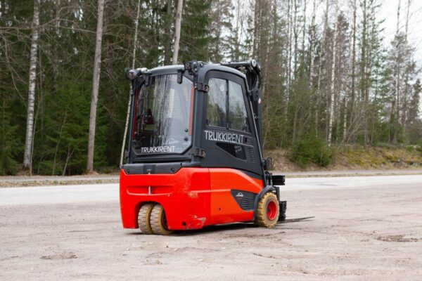 Electric forklift Linde E20L-02 2014 from the rear right