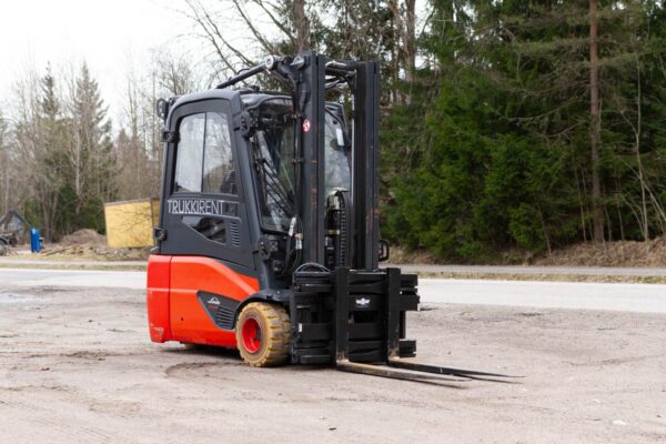 Electric forklift Linde E20L-02 2014 from front right