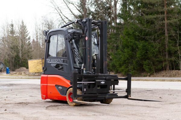 Electric forklift Linde E20L-02 2014 from front right with the machine spread out